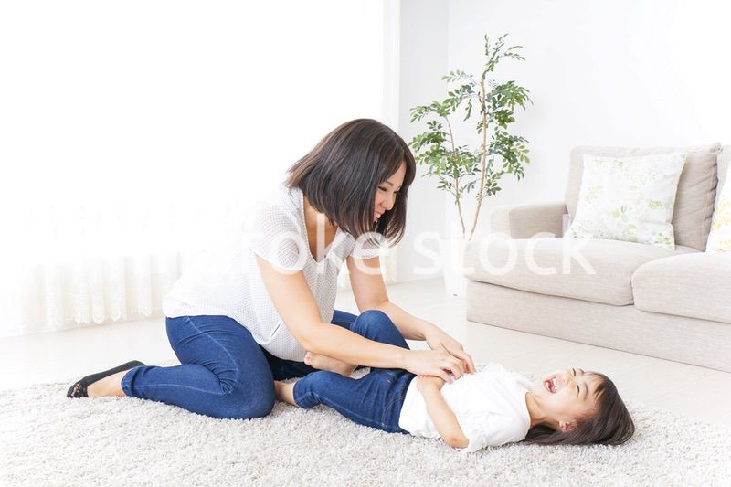 部屋で寝る子ども