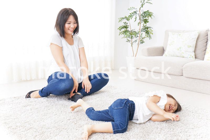 部屋で寝る子ども