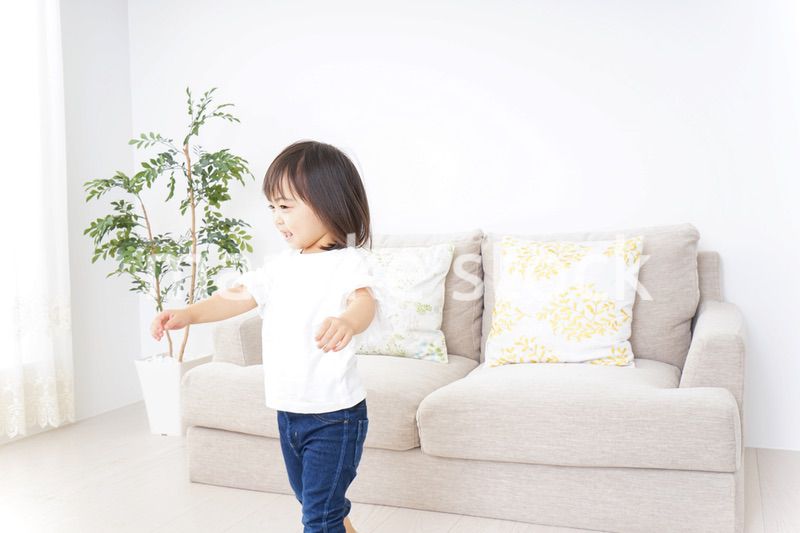 部屋で遊ぶ子ども