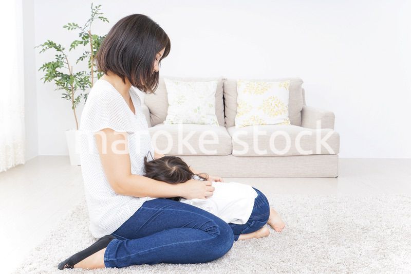 部屋で寝る子ども