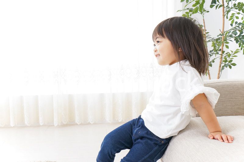 公園で一人で遊ぶ子ども