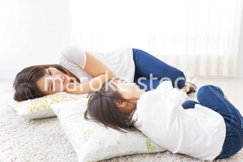 部屋で寝る子ども