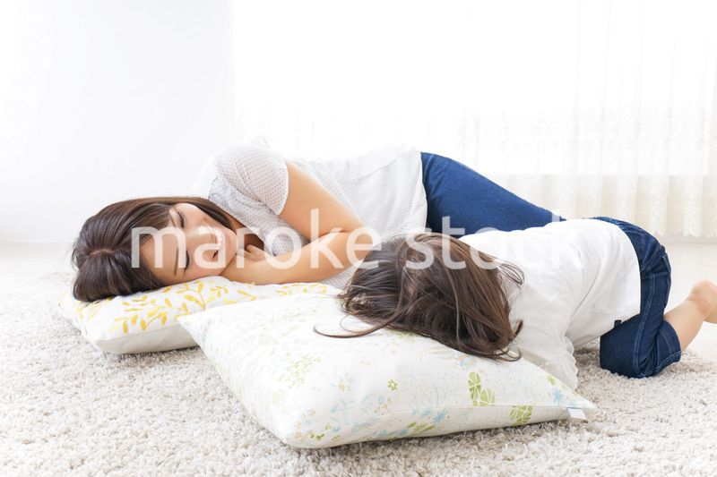 部屋で寝る子ども