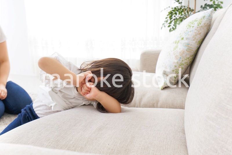 部屋で寝る子ども