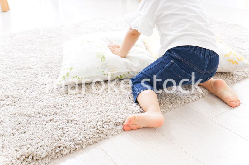 部屋で遊ぶ子ども