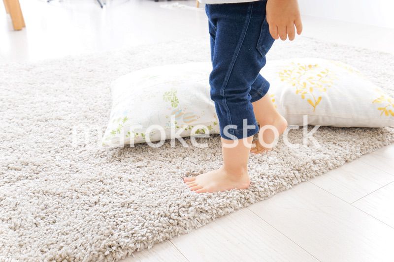 部屋で遊ぶ子ども