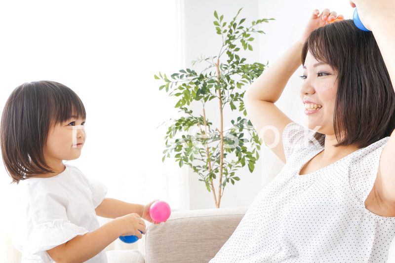 部屋で遊ぶ子供