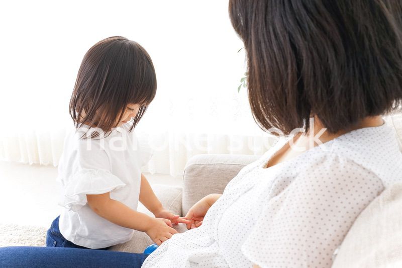 部屋で遊ぶ子供