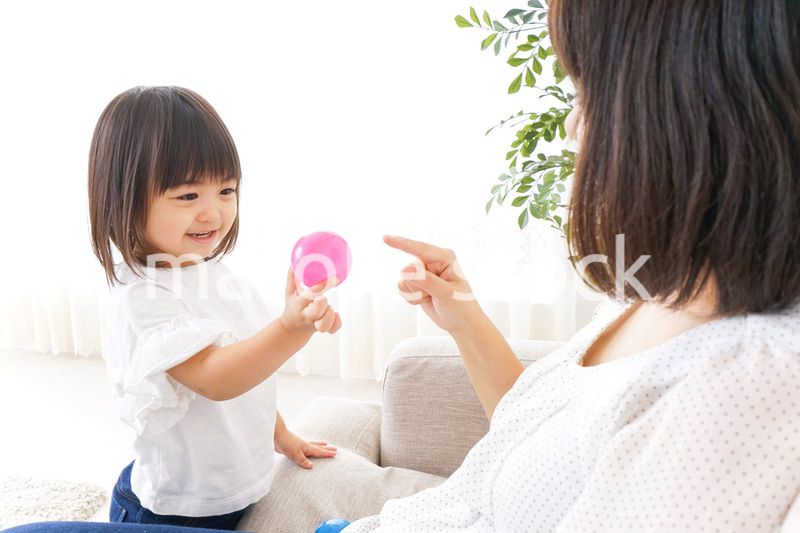 部屋で遊ぶ子供