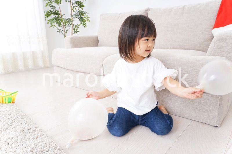 部屋で遊ぶ子ども