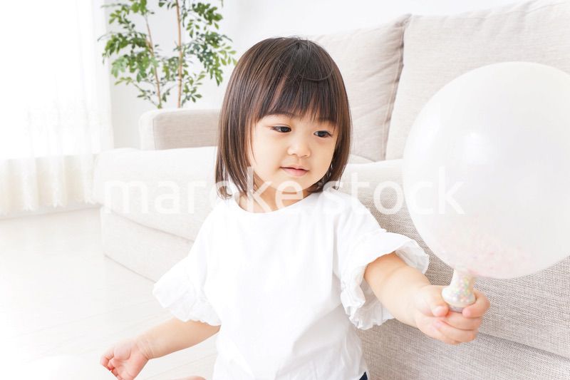 部屋で遊ぶ子ども