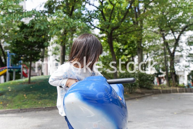 公園で一人で遊ぶ子ども