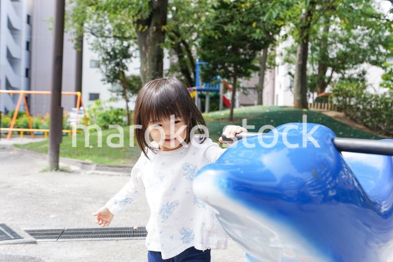 公園で一人で遊ぶ子ども