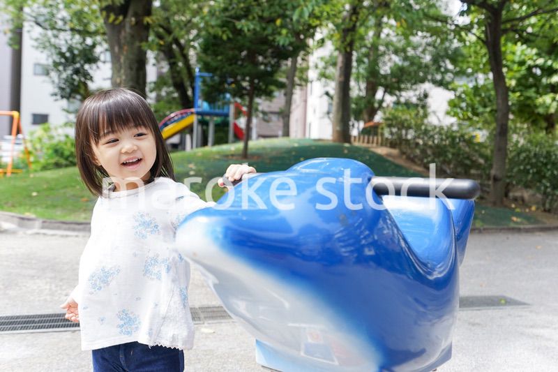 公園で一人で遊ぶ子ども