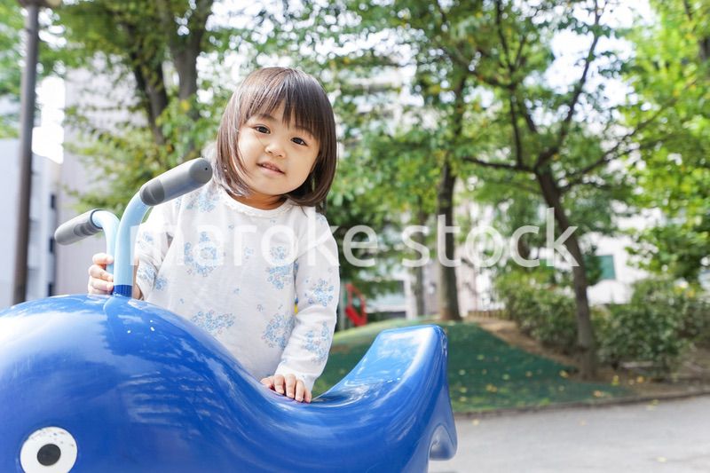 公園で一人で遊ぶ子ども