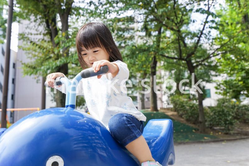 公園で一人で遊ぶ子ども