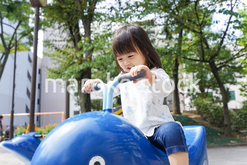 公園で一人で遊ぶ子ども