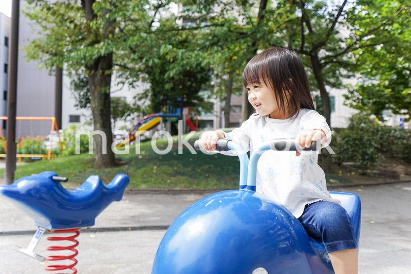 公園で一人で遊ぶ子ども