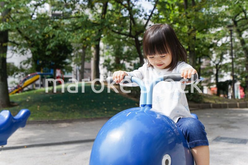 公園で一人で遊ぶ子ども