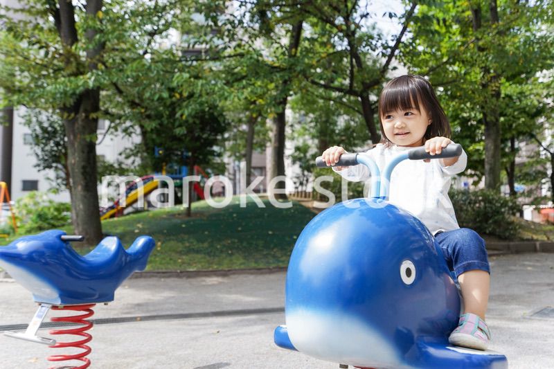 公園で一人で遊ぶ子ども