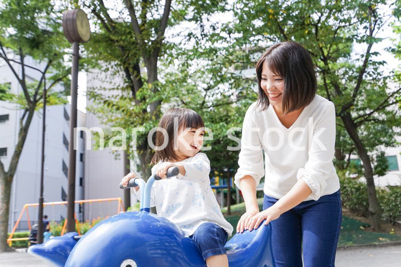 屋外で遊ぶ子供