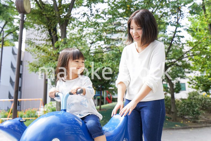 屋外で遊ぶ子供