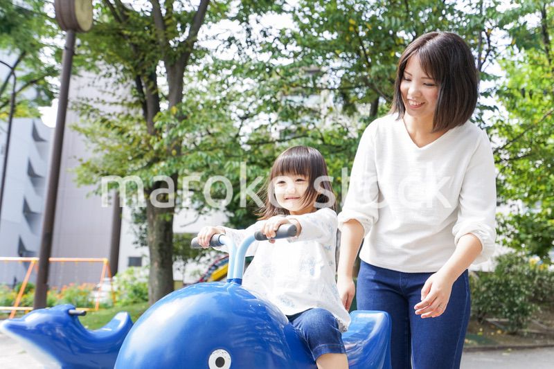 屋外で遊ぶ子供