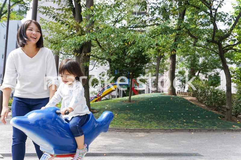 屋外で遊ぶ子供