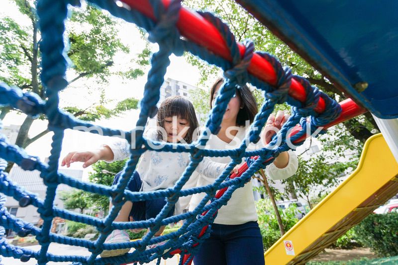 屋外で遊ぶ子供