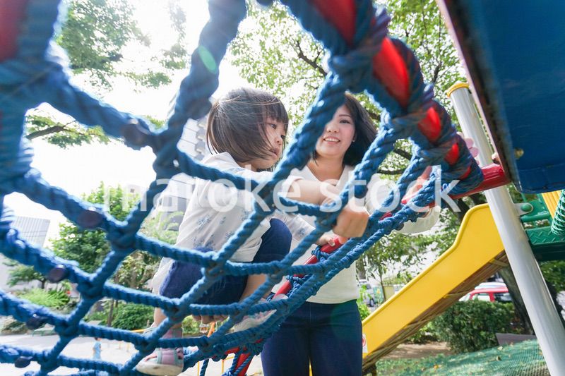 屋外で遊ぶ子供