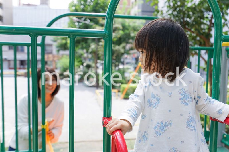 屋外で遊ぶ子供