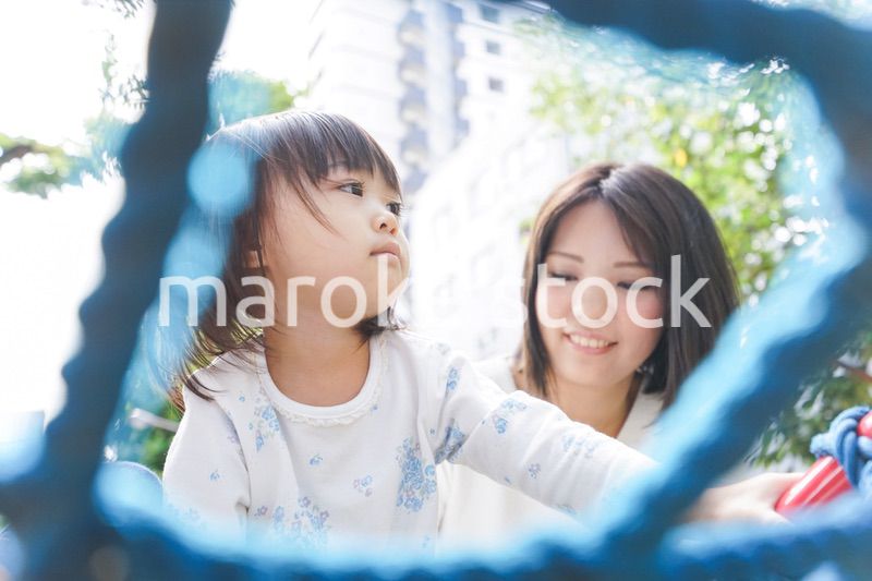 屋外で遊ぶ子供