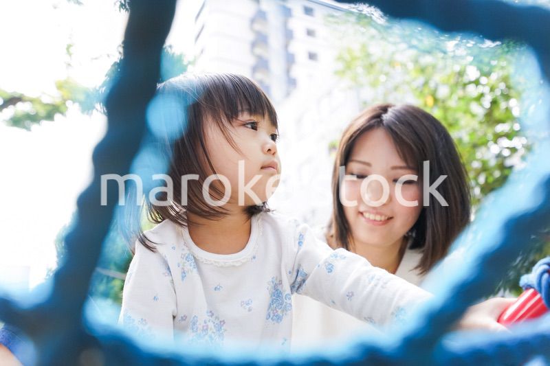 屋外で遊ぶ子供