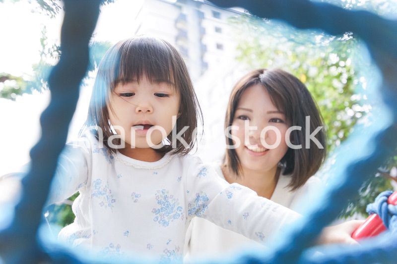 屋外で遊ぶ子供