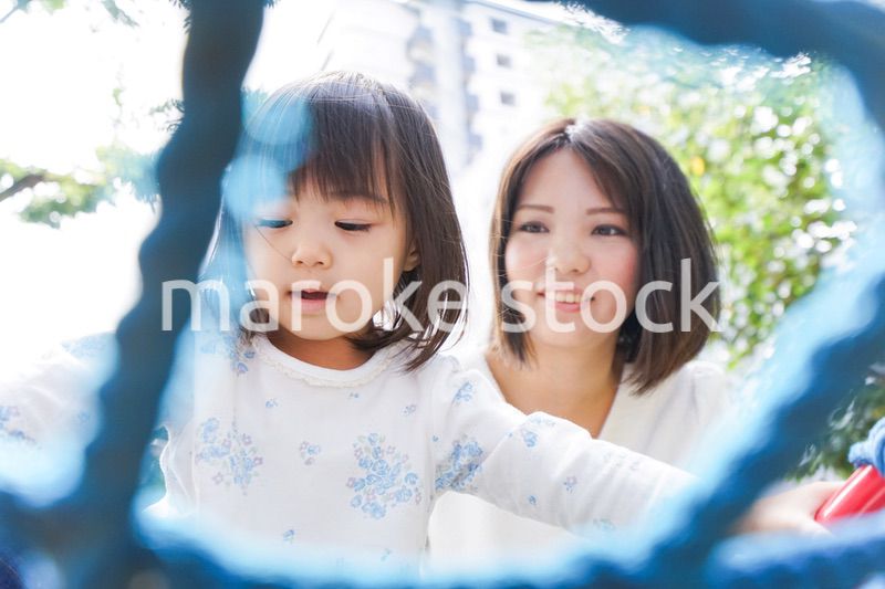 屋外で遊ぶ子供