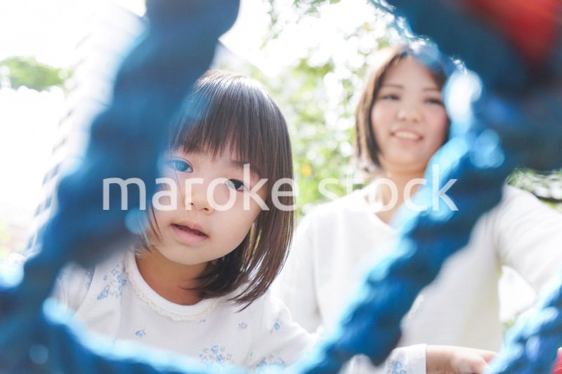 屋外で遊ぶ子供