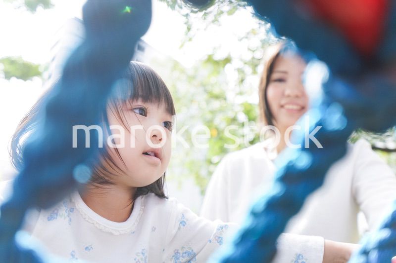 屋外で遊ぶ子供