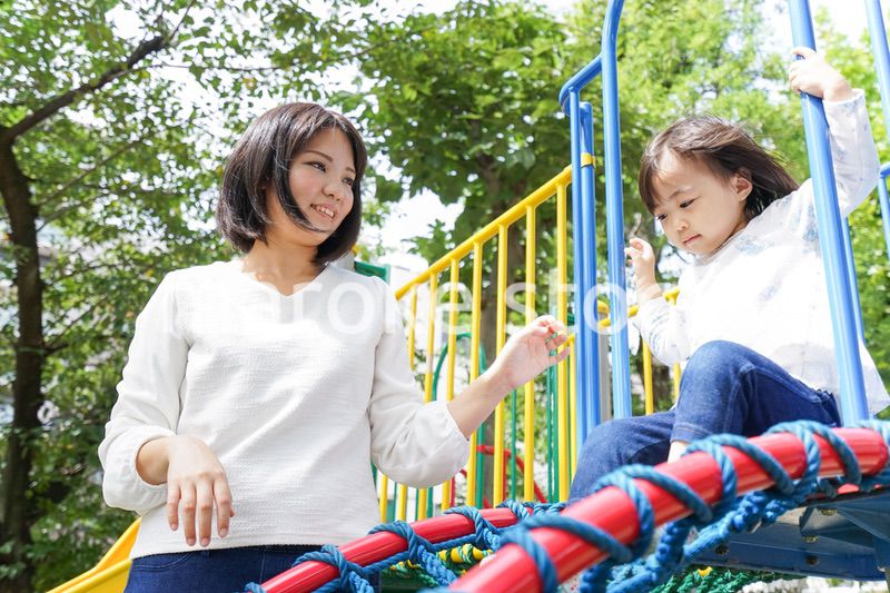屋外で遊ぶ子供
