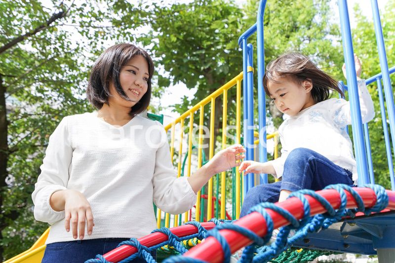 屋外で遊ぶ子供