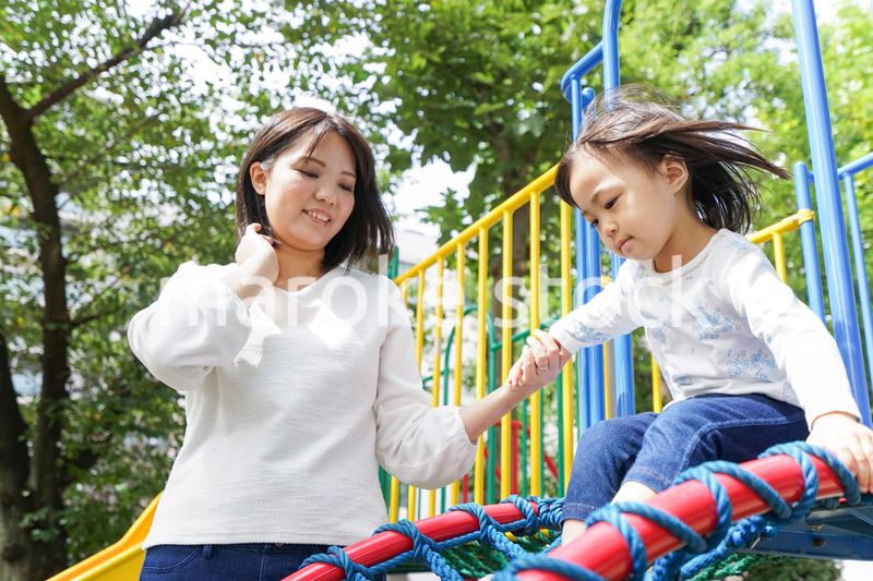 屋外で遊ぶ子供