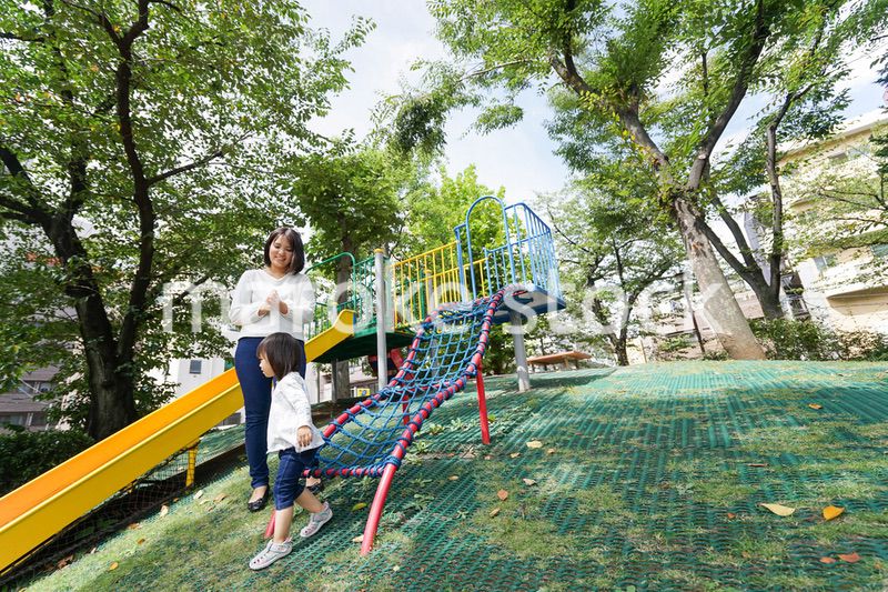 屋外で遊ぶ子供