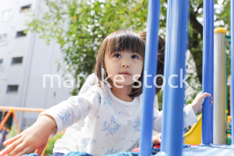 屋外で遊ぶ子供