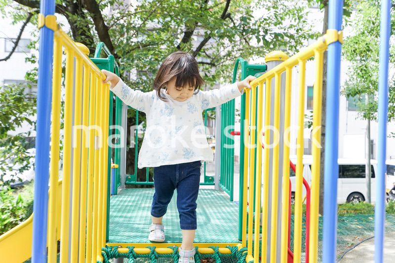 公園で一人で遊ぶ子ども