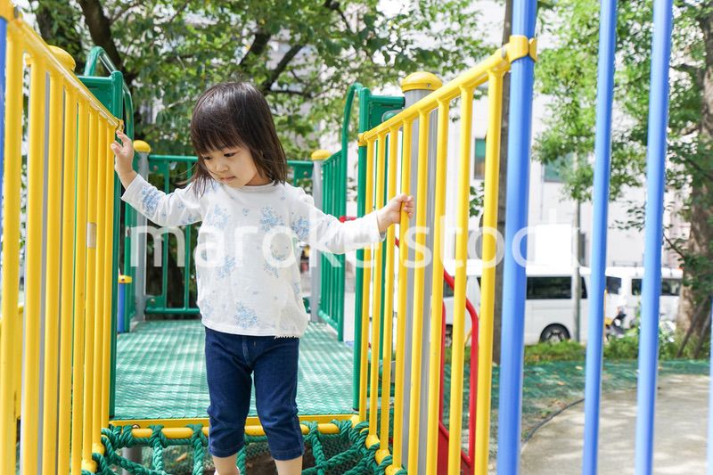公園で一人で遊ぶ子ども