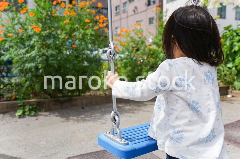 屋外で遊ぶ子供