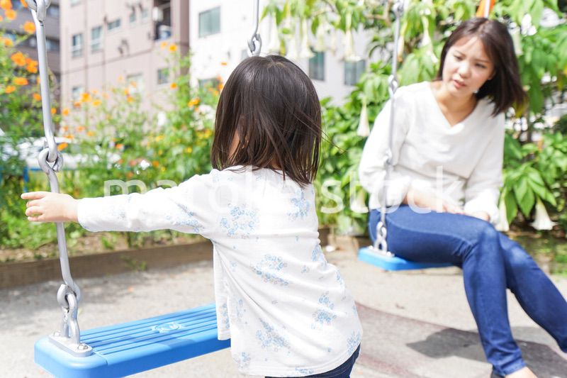 屋外で遊ぶ子供