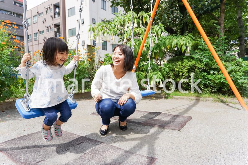 屋外で遊ぶ子供