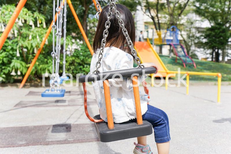 屋外で遊ぶ子供