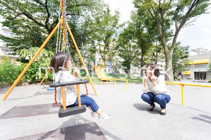 屋外で遊ぶ子供