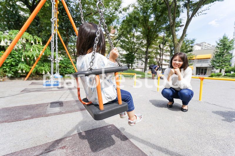 屋外で遊ぶ子供